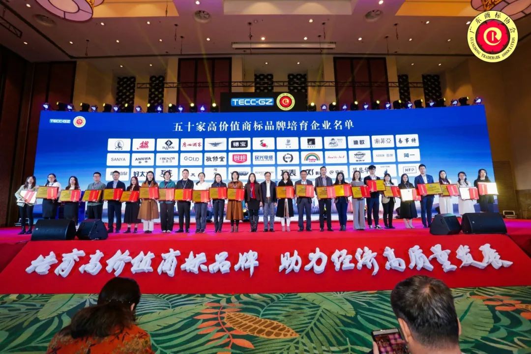 年度品牌影響力企業!迪歐家具集團攬獲多項重磅大獎! 年度品牌影響力企業!迪歐家具集團攬獲多項重磅大獎!